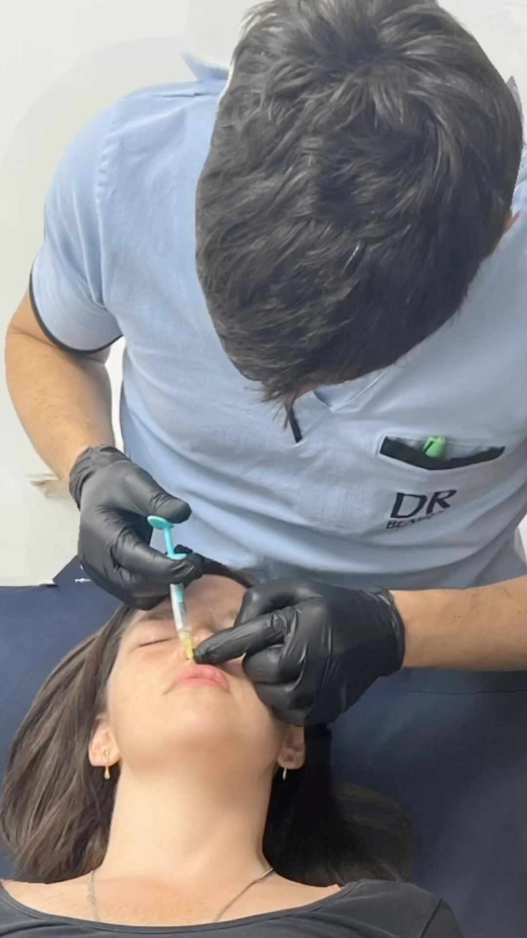Un médico de Dr Beauty aplicando un tratamiento en consultorio